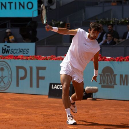 Un nou maestru al backhand-ului cu o mână în circuitul ATP: victorie cu o lovitură spectaculoasă la ATP Madrid