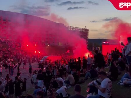 CFR Cluj – U Cluj. Suporterii Universității Cluj creează atmosferă în fața stadionului.