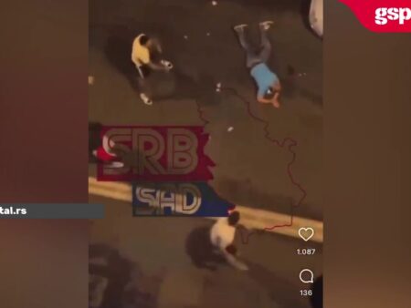 Până la urmă, răfuială stradală la Belgrad! Karlik Jones, acuzat că ar fi spart o sticlă în capul unui tânăr în fața unui club de noapte.