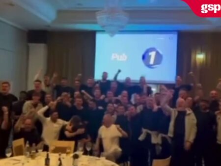 FCSB sărbătorește la hotelul din Cluj. Jucătorii și staff-ul celebrează câștigarea titlului.