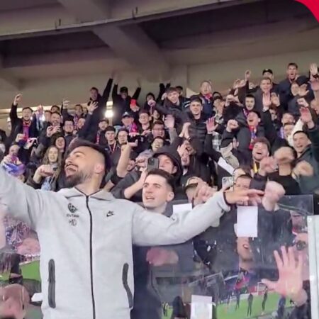 Vali Crețu, aclamat la finalul meciului cu U Cluj de fanii FCSB: fundașul campioanei, selfie alături de galerie