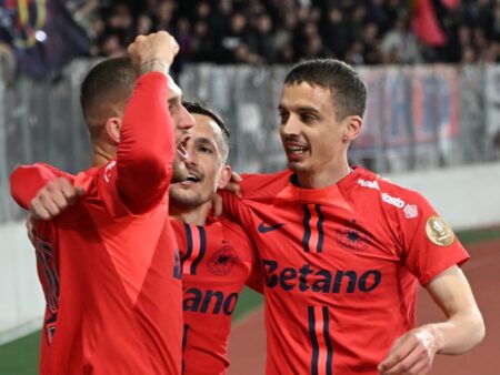Iată o variantă a titlului:

„Vibrații pe gazon! Cum a sărbătorit FCSB victoria împotriva U Cluj și câștigarea titlului de campioană”