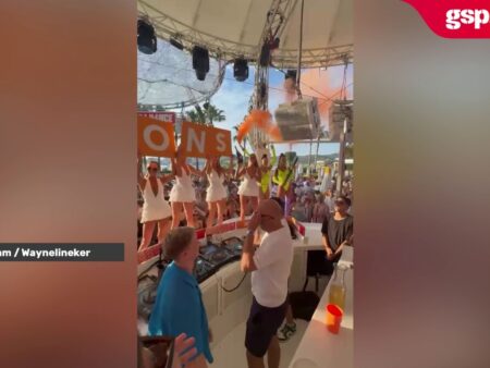 Arne Slot a celebrat în Ibiza trofeul obținut cu Liverpool