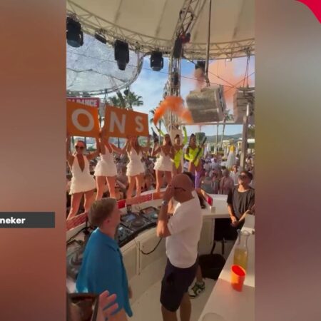 Arne Slot a celebrat în Ibiza trofeul obținut cu Liverpool