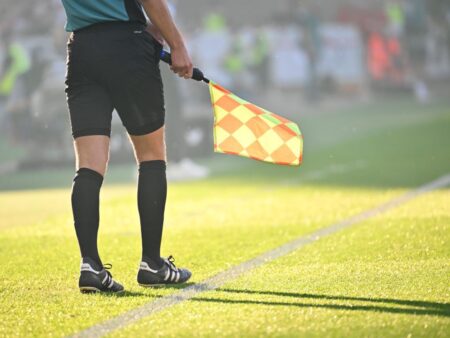 Disciplina în joc: Imaginile șocante cu arbitrul-gangster care terorizează terenul au devenit virale!