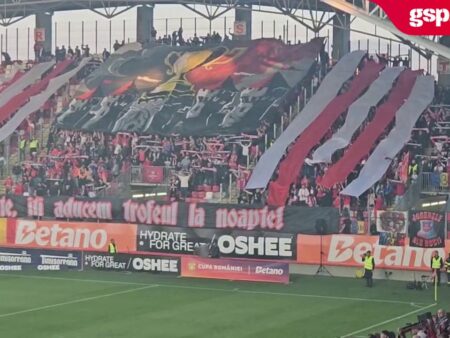 Imnul României, intonat cu stadionul Francisc Neuman plin înainte de începutul finalei Cupei României.