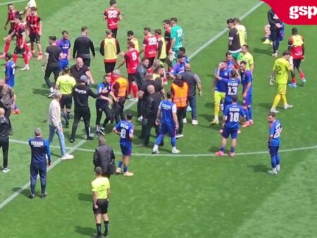 Spiritele s-au încinis după fluierul final la Steaua – CSM Reșița » Ultrașii din Peluza Sud au invadat gazonul