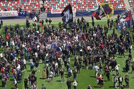 Imagini mari de suporteri în Ghencea care au invadat terenul după un incident între oficialii Stelei și ai Reșiței.