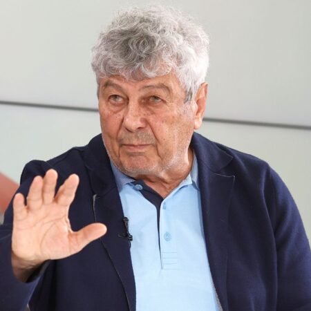 Mircea Lucescu se alătură „Prietenilor lui Ovidiu” pentru a aduce ultimele noutăți din vestiarul echipei naționale înaintea duelului decisiv cu Austria.