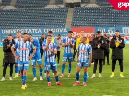 Universitatea Craiova – Dinamo 2-1. Oltenii petrec alături de fani la finalul ultimului meci din sezon.