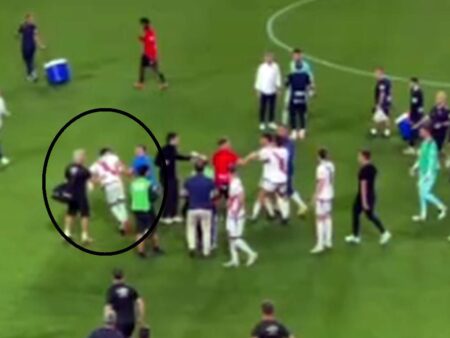 Își lovește colegul cu capul! Marca dezvăluie motivul