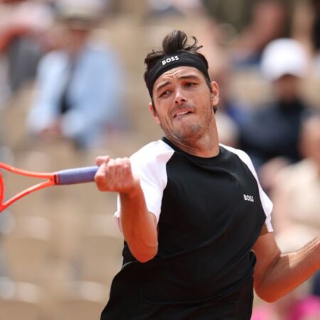 O nouă surpriză la Roland Garros! Jucătorul clasat pe locul 4 mondial a fost eliminat în primul tur, câștigând doar 4 game-uri în ultimele 2 seturi.