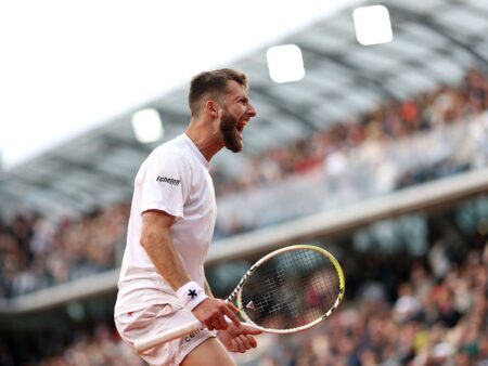 Lovitura zilei la Roland Garros! A aruncat racheta pe zgură și a sărbătorit alături de fani