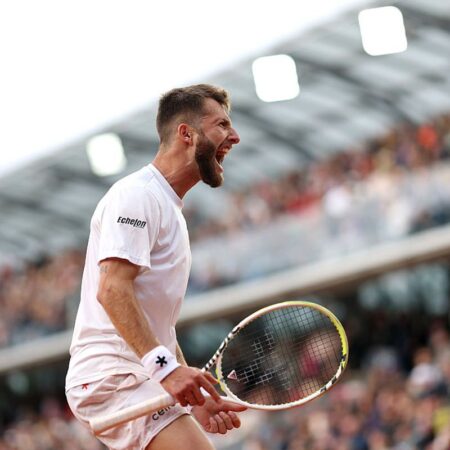 Lovitura zilei la Roland Garros! A aruncat racheta pe zgură și a sărbătorit alături de fani
