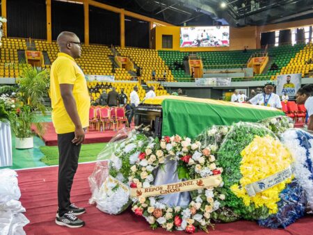 Aaron Boupendza a fost înmormântat în Gabon, la o lună după moartea sa misterioasă din China.