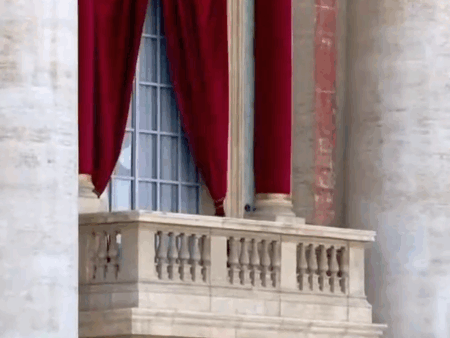 Un nou papă a fost ales! A ieșit fum alb pe coșul Capelei Sixtine » Noul Suveran Pontif va apărea pe balcon în curând
