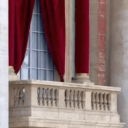 Un nou papă a fost ales! A ieșit fum alb pe coșul Capelei Sixtine » Noul Suveran Pontif va apărea pe balcon în curând