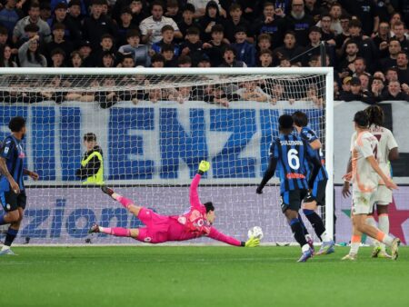 Fază uluitoare în Serie A: Un fan a intrat pe teren și a înscris din penalty + Ce s-a întâmplat apoi!