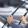 Este ilegal să ridici ștergătoarele mașinilor în parcare? Ce consecințe pot avea șoferii din România