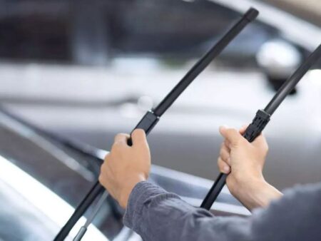 Este ilegal să ridici ștergătoarele mașinilor în parcare? Ce consecințe pot avea șoferii din România