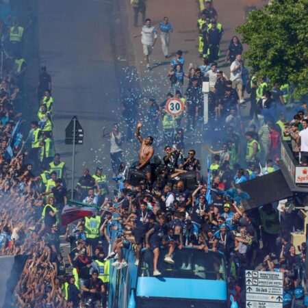 „Wow, ce incredibil!” — 200.000 de fani ai lui Napoli și-au aclamat campionii în timp ce defilau pe faleză.
