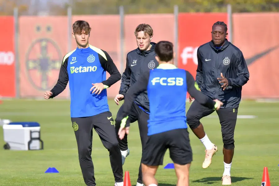 Andrei Dăncuș, primul din stânga, printre seniorii lui FCSB. FCSB și-a trimis titularii în vacanță! Componența primului „11” al campioanei cu CFR Cluj: doar 2 „grei” au rămas