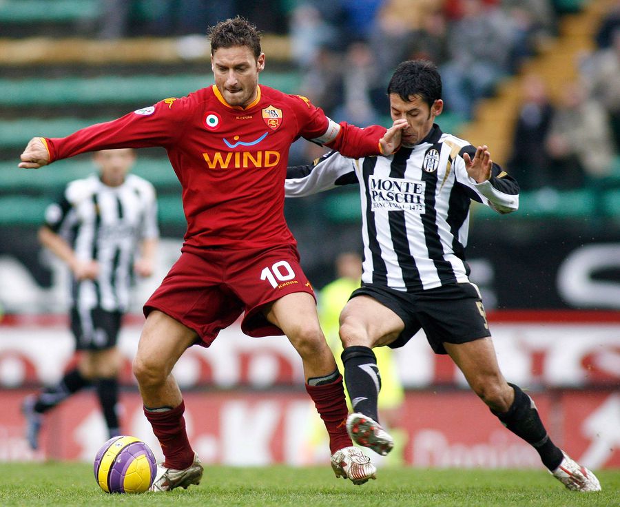 Francesco Totti într-un duel cu Paul Codrea Are 44 de meciuri pentru România și spune 3 povești incredibile din Serie A: „I se spunea Tractorul, pleca cu 3 advesari în spate” + „Paolo Maldini mi-a dat tricoul... apoi l-a luat înapoi. În schimb, Zola m-a șocat”