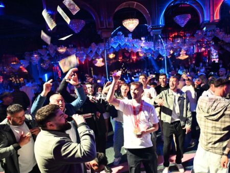 „De la Tănase, de la Tănase, de la Tănase!” » Campionul României a scos banii și i-a „măcinat” pe lăutari