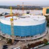 Cea mai recentă sală polivalentă din România se conturează! Au început lucrările de instalare a celor 5.000 de scaune.