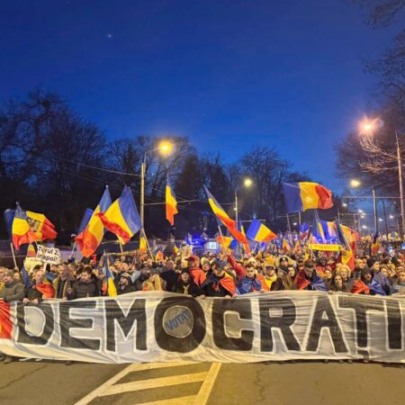 Susținătorii lui George Simion solicită anularea pașapoartelor românești pentru cetățenii din Republica Moldova.