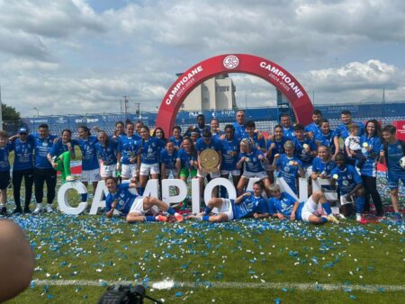 Farul a câștigat trofeul de campioană! Imagini uimitoare de la Ovidiu: copiii au pătruns pe teren.