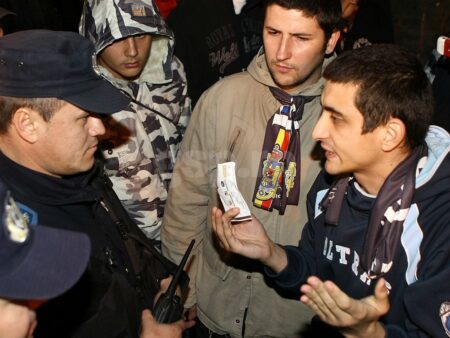30 de imagini exclusive cu George Simion, candidatul-ultras favorit în turul 1 al alegerilor prezidențiale: scandaluri, controverse și mesaje provocatoare