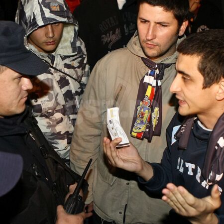 30 de imagini exclusive cu George Simion, candidatul-ultras favorit în turul 1 al alegerilor prezidențiale: scandaluri, controverse și mesaje provocatoare