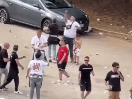 Scene șocante în Italia! Un bărbat a fost bătut cu brutalitate de ultrași chiar în fața fiului său.