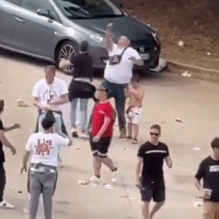 Scene șocante în Italia! Un bărbat a fost bătut cu brutalitate de ultrași chiar în fața fiului său.