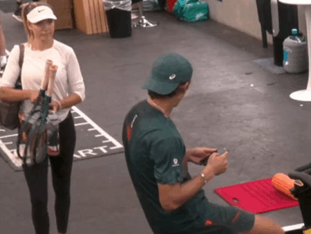 Consolarea iubitei tensimenă după eșecul neașteptat de la Roland Garros » Camerele de supraveghere au surprins momentul