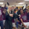 GALERIE FOTO Sărbătoare surprinzătoare la promovarea în Premier League! Celebra artistă a susținut un concert pe teren, apoi s-a alăturat jucătorilor în vestiar