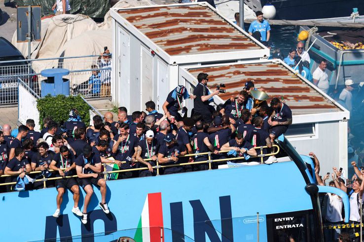 Parada jucătorilor lui Antonio Conte pe faleza din Napoli după titlul câștigat în Serie A