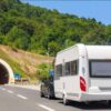 Un șofer de rulotă și-a lăsat soția, în halat și papuci, pe marginea drumului