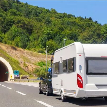 Un șofer de rulotă și-a lăsat soția, în halat și papuci, pe marginea drumului