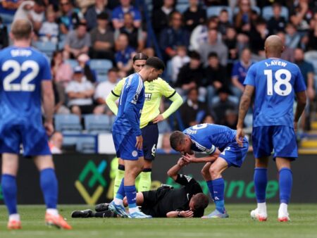 Scenă scandalosă în Premier League » Arbitrul s-a accidentat la debut, iar Jamie Vardy a preluat rolul acestuia