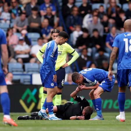 Scenă scandalosă în Premier League » Arbitrul s-a accidentat la debut, iar Jamie Vardy a preluat rolul acestuia