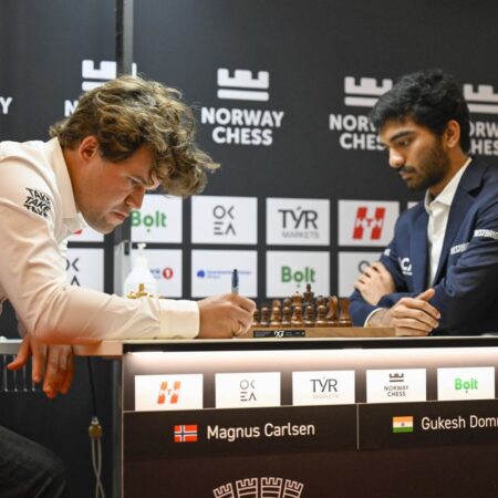 Magnus Carlsen, legendă a șahului, s-a confruntat cu Gukesh Dommaraju, campionul mondial » Cine a câștigat duelul?