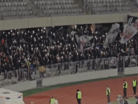 La U Cluj – FCSB s-au reluat scenele de anul trecut din Gruia! » Clujenii au aprins blițurile pentru a sărbători campioana.
