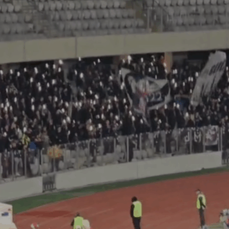 La U Cluj – FCSB s-au reluat scenele de anul trecut din Gruia! » Clujenii au aprins blițurile pentru a sărbători campioana.