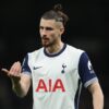 Radu Drăgușin surprins pe teren înainte de finala Europa League