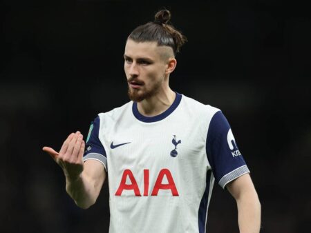 Radu Drăgușin surprins pe teren înainte de finala Europa League