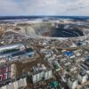 Stadionul de fotbal, la câteva sute de metri distanță.