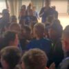 Imaginile serii de la Craiova » Alexandru Mitriță, urmărit de copii în parcarea stadionului