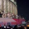 Nebunie în București! FCSB a adus fiesta pe străzi cu trofeul de campioană: manele în autocar și paradă triumfală.